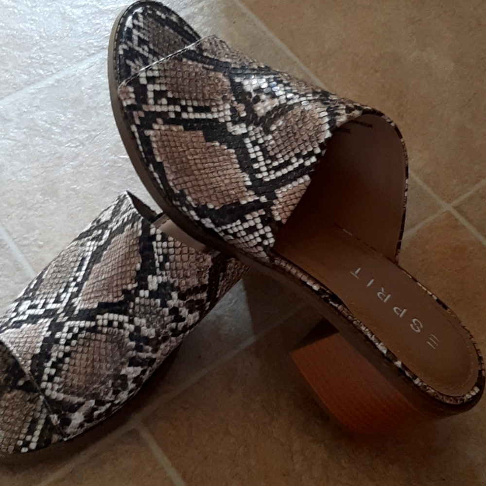 Snake skin print slides